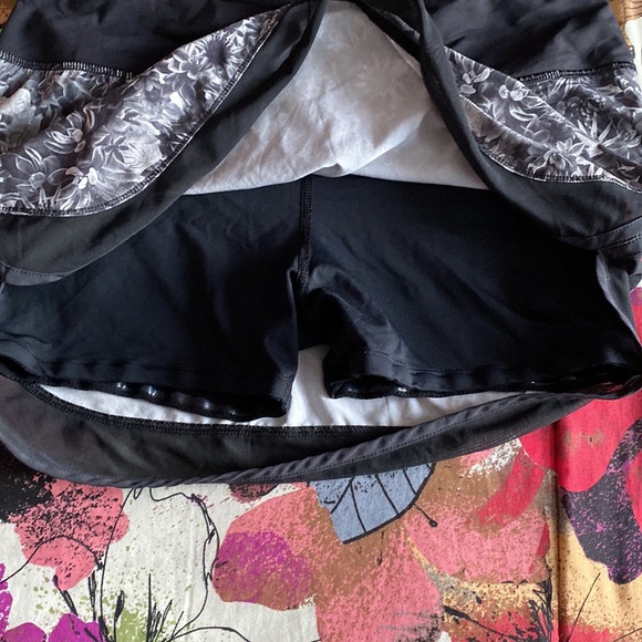 Lululemon Hotty Hot Skirt - Picture 5 of 7